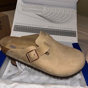 Birkenstock Men's Tan Clogs